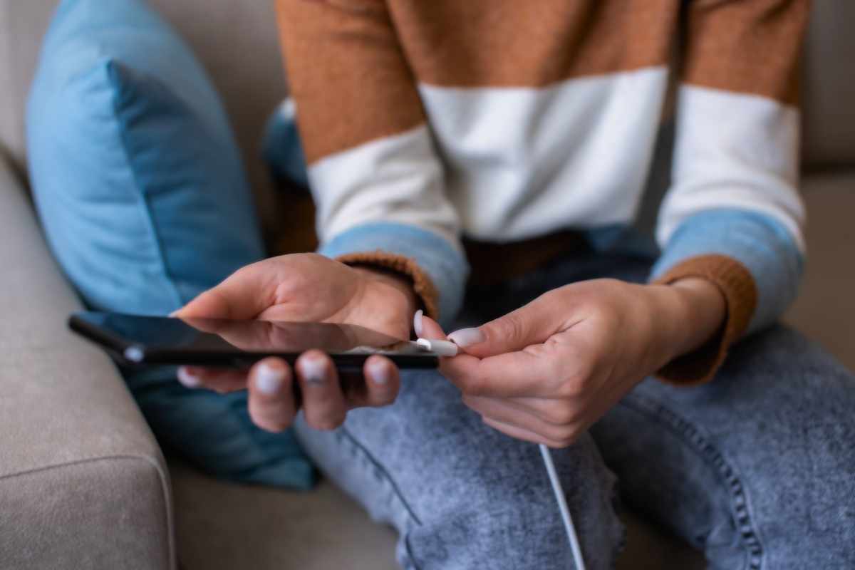 Smartphone e caricabatterie: i simboli da controllare