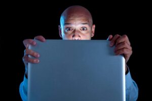 Stop porno ai minori: l’Europa prepara la stretta che cambierà tutto online